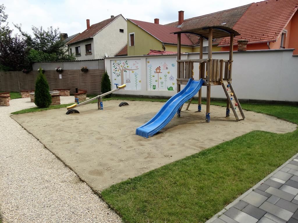 Appartamento Holiday Apartman Sárvár Esterno foto